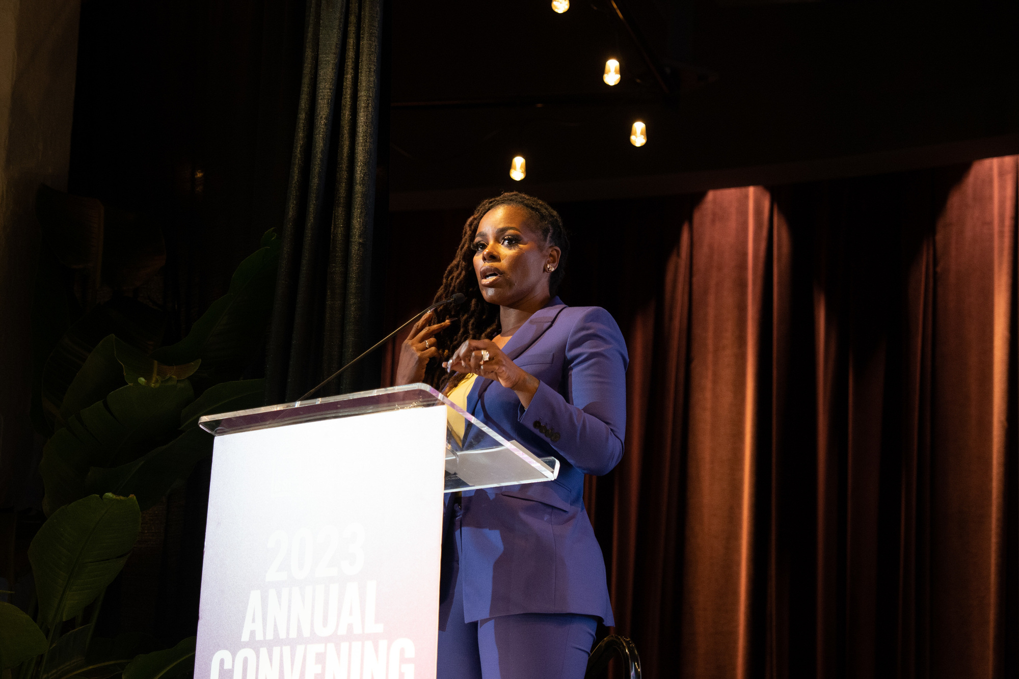 Corporate event photographer Baltimore at a keynote speaker presentation